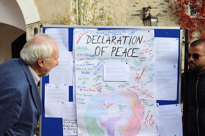 Ewald Nowotny, ehemaliger Gouverneur der Österreichischen Nationalbank, im Gespräch mit einem Teilnehmer des European Peace Event aus Albanien.