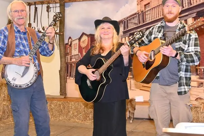Countryband „WANTED FOR STEALING A RACOON“ v.l. Gerd Seyerl, Aleksandra Genuit und Martin Thurner