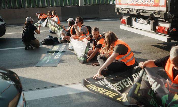 Klimaaktivisten legten Verkehr auf Wiener Zufahrtsstraßen lahm