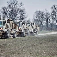Spezielle Lkw für die seismischen Untersuchungen kommen zum Einsatz