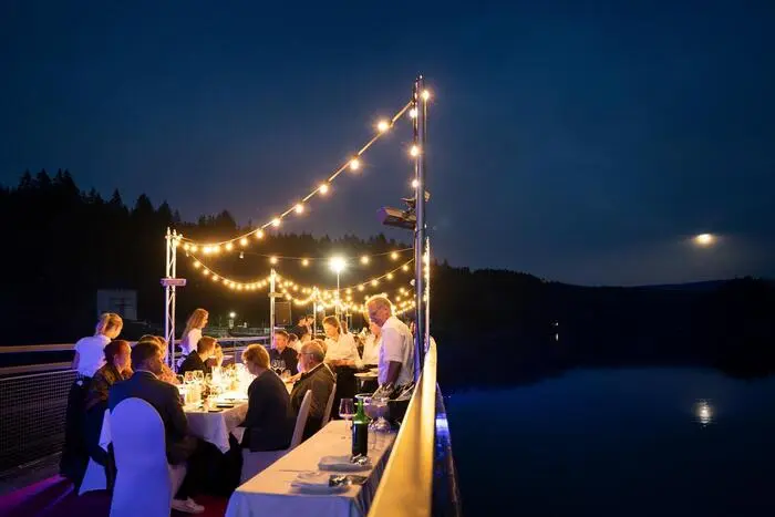 Das Ambiente beim Dinner auf der Staumauer versetzte so manchen Gast auf eine Kreuzfahrt