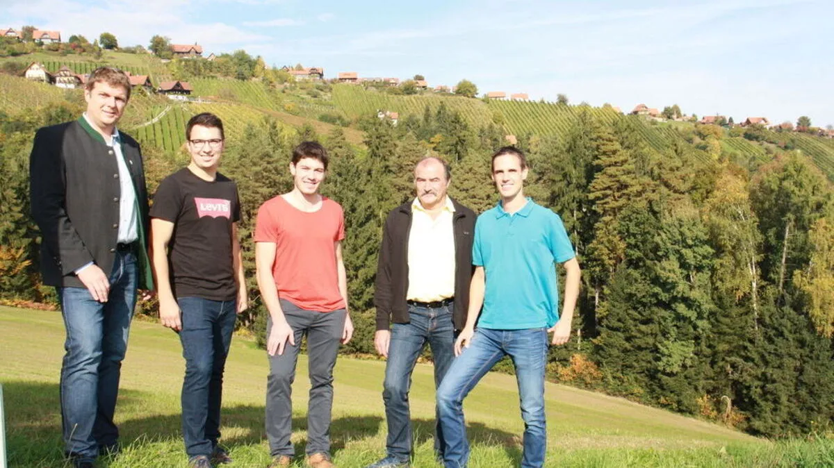 In Hochgrail: Bürgermeister Stephan Oswald und die Weinbauern Christian Klug, Stephan Hiden, Johann Schriebl und Wolfgang Klug  