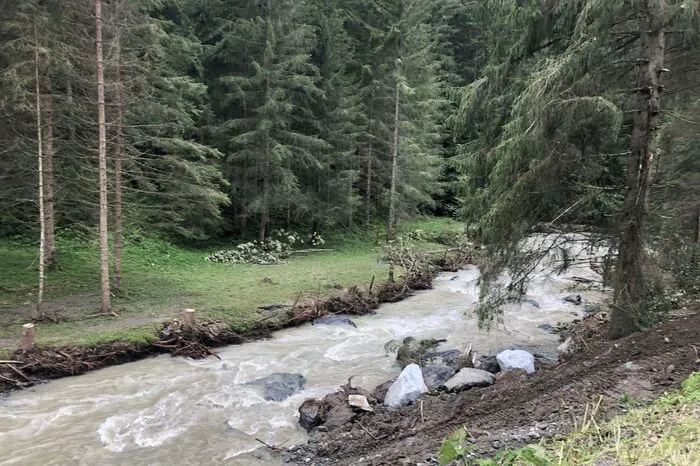 Die Ufer der Bäche sind eingebrochen, Hänge drohen bei weiterem Regen abzurutschen.