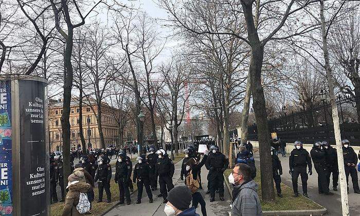 Polizeigroßaufgebot am Wiener Ring