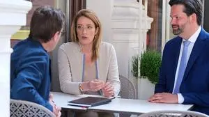 EU-Parlamentspräsidentin Roberta Metsola und EU-Abgeordneter Lukas Mandl (ÖVP) im Gespräch mit Walter Hämmerle