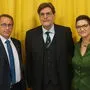 Bürgermeister Johannes Schmid (links) und Vizebürgermeisterin Martina Weixler (rechts) mit Bezirkshauptmann Hannes Peißl