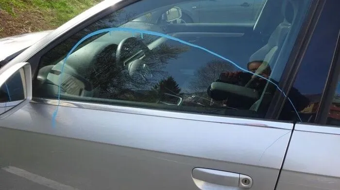 Der Lack beschädigte die Autos