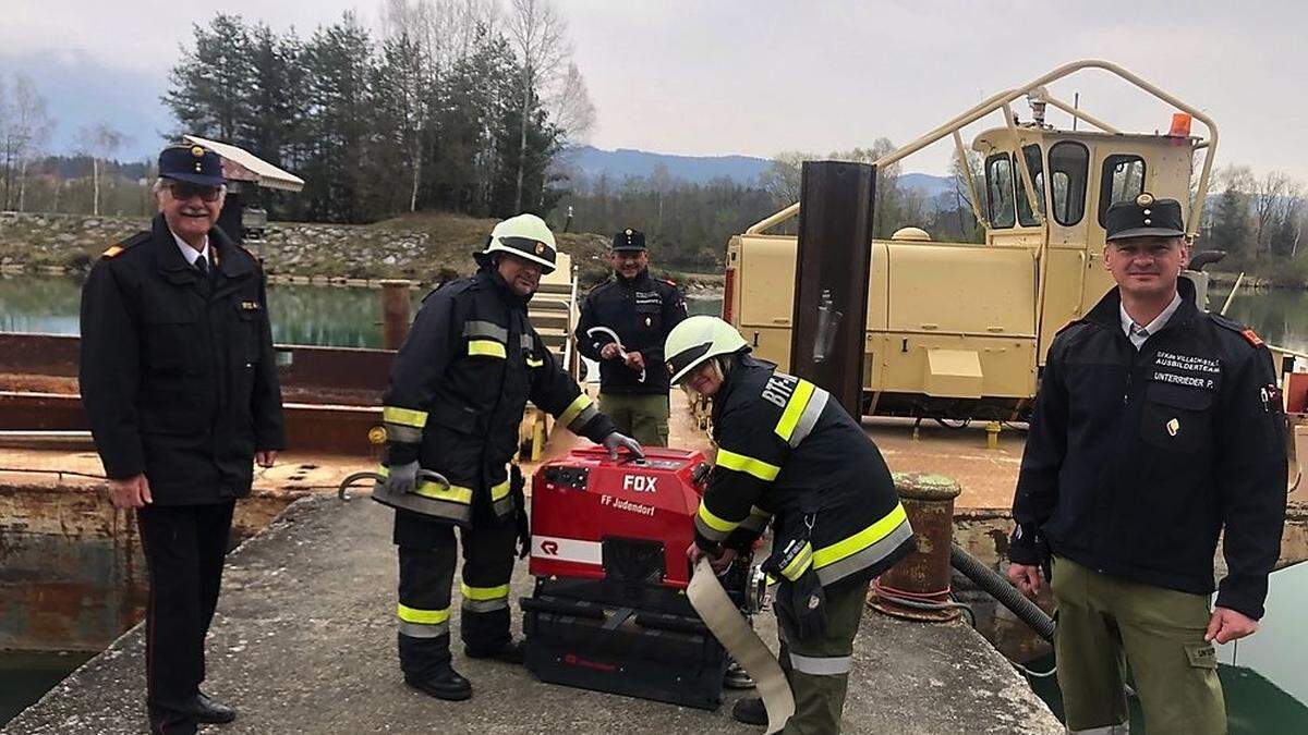 Praktische Maschinisten-Ausbildung im Baggerhafen an der Drau, von links: Bezirksfeuerwehrkommandant Andreas Stroitz, Karin Müller, Ausbildungsleiter Alexander Gasperschitz (Kommandant-Stv. FF Drobollach), Heinz Ebner und Ausbildner Patrick Unterrieder (Kommandant FF Landskron)