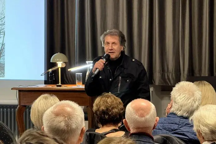 Eingangs plauderten der Star der österreichischen Kabarettszene und Rockbarde Carl Peyer im Rahmen einer Doppelconferencier „Austropop – so hat es angefangen.“ 