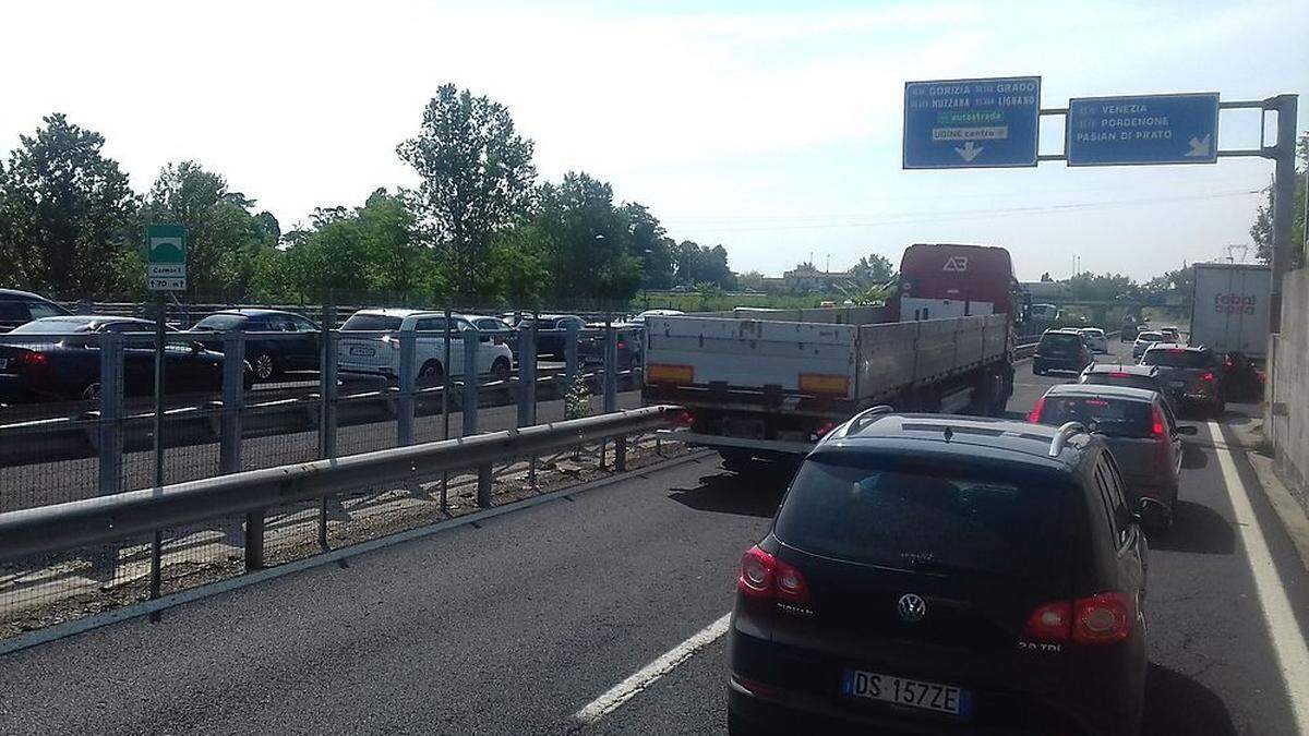 Staus auf der Autobahn in Friaul auf dem Weg zu den Badeorten