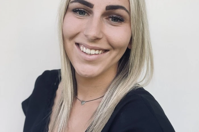 Seit September 2019 arbeite ich als Kindergartenpädagogin in einem mittelgroßen Betrieb. Da ich noch jung und ohne Verpflichtungen bin, passt es für mich gut, dass ich Vollzeit arbeite. Mir ist wichtig, dass ich genügend Zeit für Freunde, Familie und Hobbys habe. Ebenso sollte genug Zeit sein, um meine Termine zu erledigen. Für die Zukunft wünsche ich mir, dass die Rahmenbedingungen im Kindergarten angepasst werden: Reduzierung der Gruppengröße und eine Gehaltsanpassung. Auch die Wertigkeit des Berufes soll steigen, da wir hohe Anforderungen haben und große Verantwortung tragen.