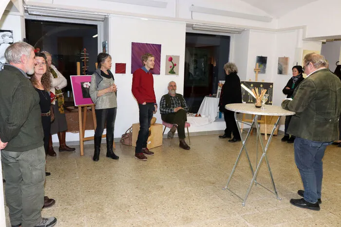 Es nahmen zehn Künstler und Künstlerinnen an dieser Ausstellung, die von Obmann Manfred Zöhrer eröffnet wurde daran teil. Die Kunstwerke sind bis einschl. 19. Mai 2018 zu sehen.