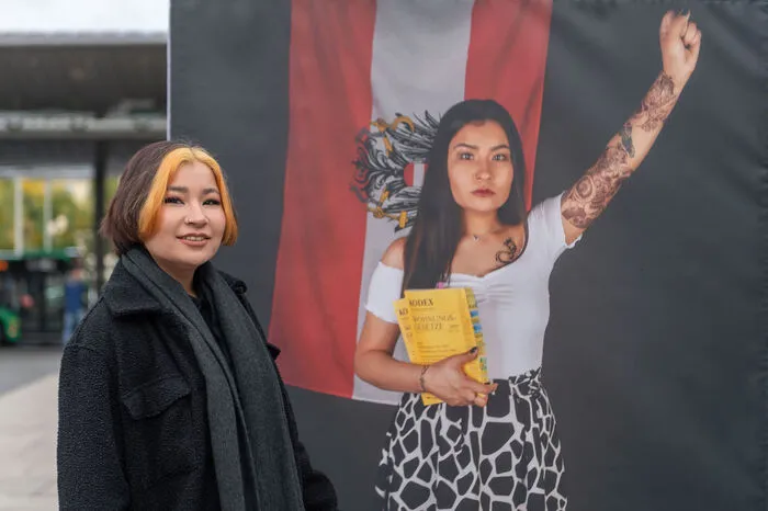 Narges: "Als 15-Jährige ließ ich mich hier tätowieren und meine Familie erlaubte das. Im Iran, wo ich aufgewachsen bin, wäre das niemals möglich gewesen, da es ein Tabu ist, als Mädchen Tattoos zu haben. Ich möchte Jus studieren, aber die Frage ist, ob ich mit vielen Tattoos als Juristin arbeiten kann. Warum Jus? Weil mir als Frauenaktivistin Gerechtigkeit wichtig ist."