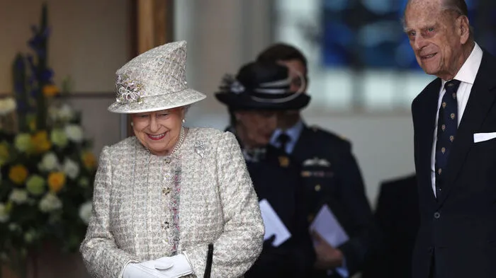Die Queen und ihr Gemahl beim Besuch des Pangbourne College.