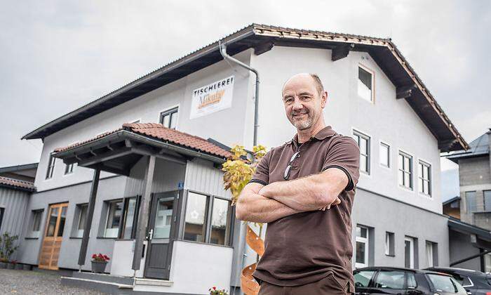 Nachhaltig und lokal: Tischler Andreas Mikula setzt beim Heizen neuerdings auf Pellets.