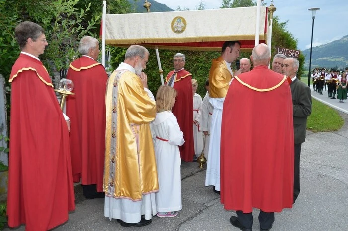Mit der Pfarrgemeinde und Gästen feierten Pfarrer Marius Enasel und Diakon Rupert Unterkofler die Heilige Messe.