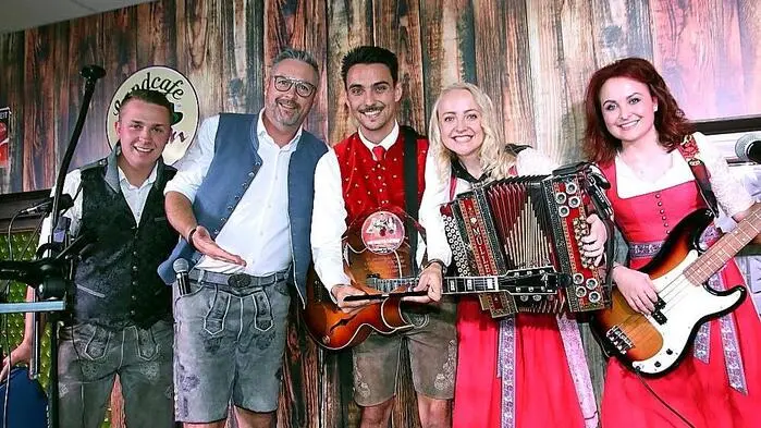 Markus Kern (2.v.l.) vom Landcafé Kern in Afling (Gemeinde Bärnbach) lud am vergangenen Samstag zu einem musikalischen Abend mit CD-Präsentation ein.