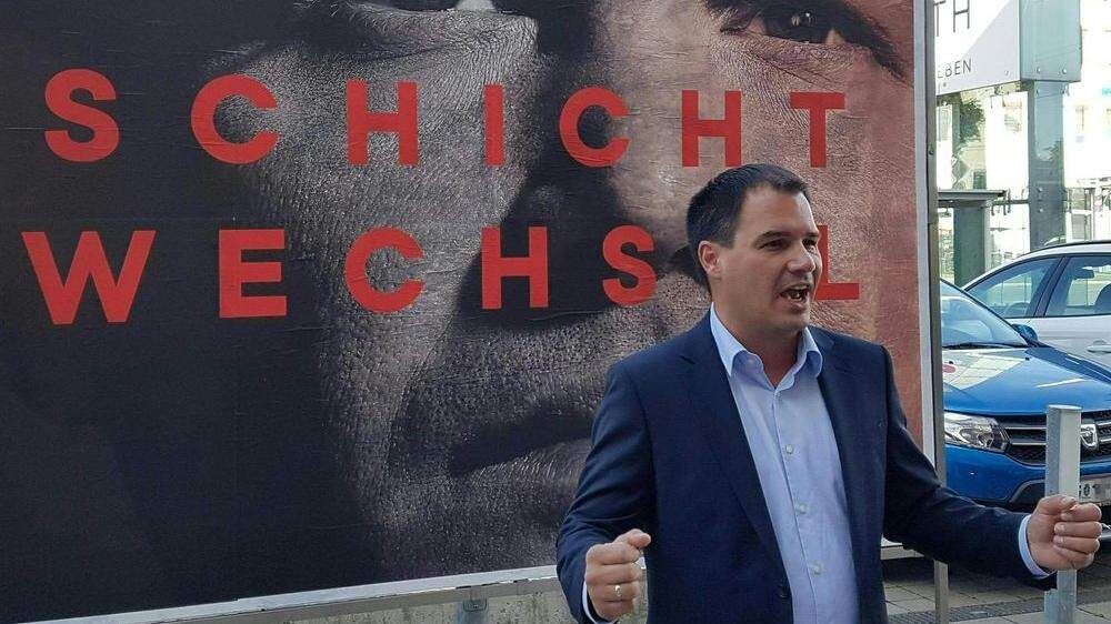 Schickhofer vor dem neuen Plakatsujet der SPÖ für die Landtagswahl 2019