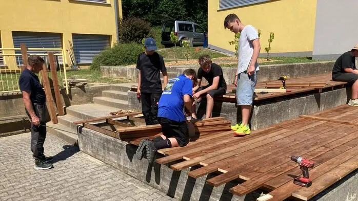 Schülerinnen und Schüler gestalteten bei einem Projekt von Technik für Kinder Vulkanland ihre Schulhöfe neu