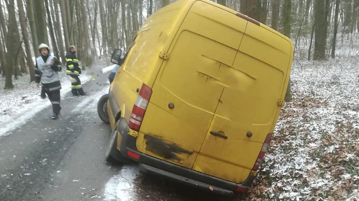 Der Kleintransporter steckte im Graben fest FF Bierbaum am Auersbach