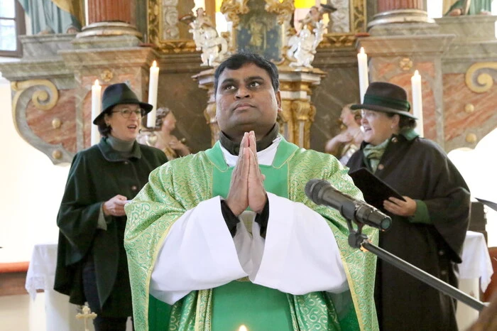 Und nicht nur aus dem Raume St. Filippen waren die Grünröcke gekommen, um dem Gottesdienst mit Provisor Gaspher Raju Varakala beizuwohnen. 