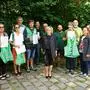 Eine Gruppe von Menschen mit Warnwesten und Urkunden