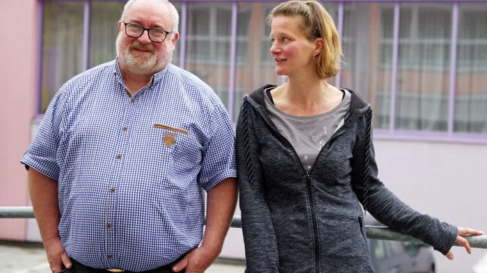 Neustart-Chef Herbert Janusch mit der Ehrenamtlichen Judith Schreiber