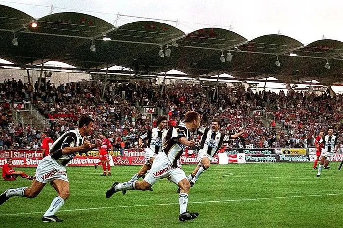 9. Juli 1997: Bei der Stadioneröffnung trifft der GAK zum Bundesliga-Auftakt auf den SK Sturm. Die Schwarz-Weißen gewinnen mit 4:0. Roman Mählich (3.), Gilbert Prilasnig (57.) sowie Ivica Vastic (64., 91.) erzielen die Treffer.