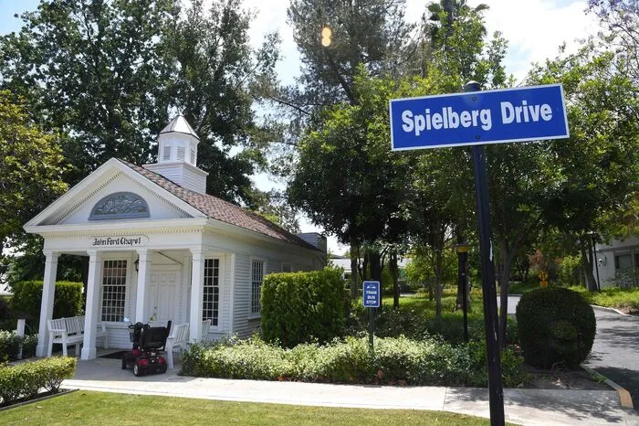 ... das wird schnell klar, lebt das Goldene Zeitalter Hollywoods fort - es ist eine Residenz nördlich von Los Angeles, in der frühere Größen der Filmbranche ihren Lebensabend verbringen. Die weitläufige Anlage in Woodland Hills wird von der gemeinnützigen Stiftung Motion Picture and Television Fund (MPTF) betrieben. 