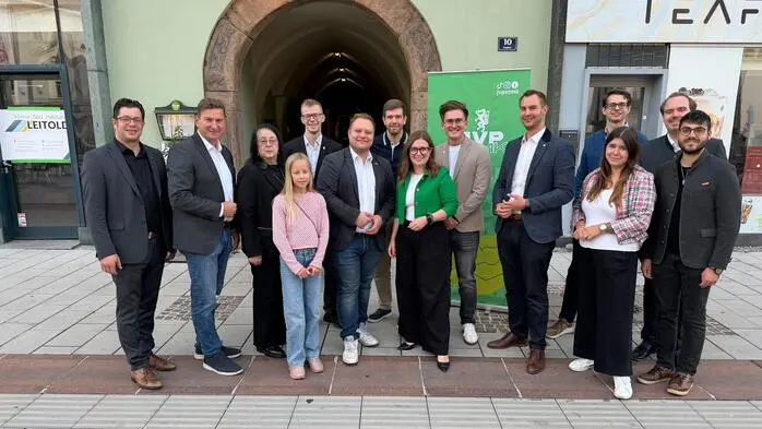 Foto nach der Wahl mit dem neuen Bezirksobmann Justin Hofmann (5.v.l.)