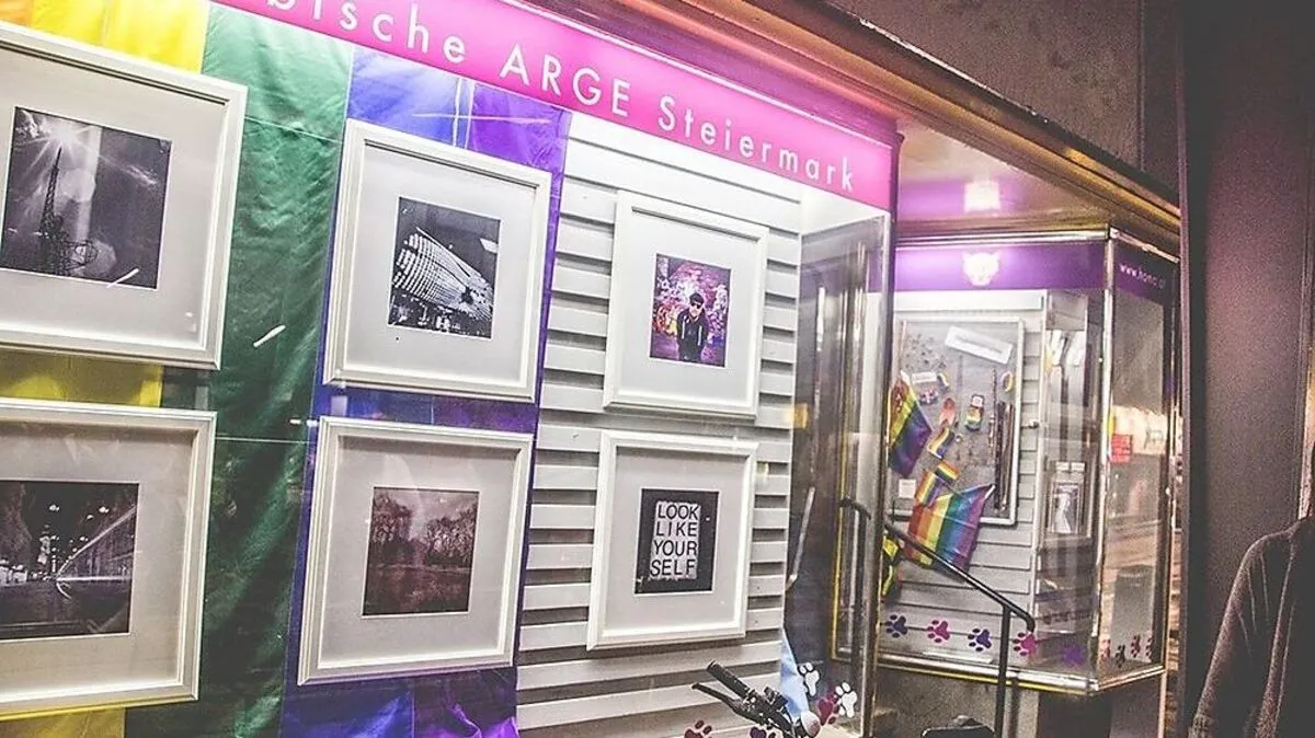 Im Juli gab es Schaufenster-Kunst in der Annenstraße.