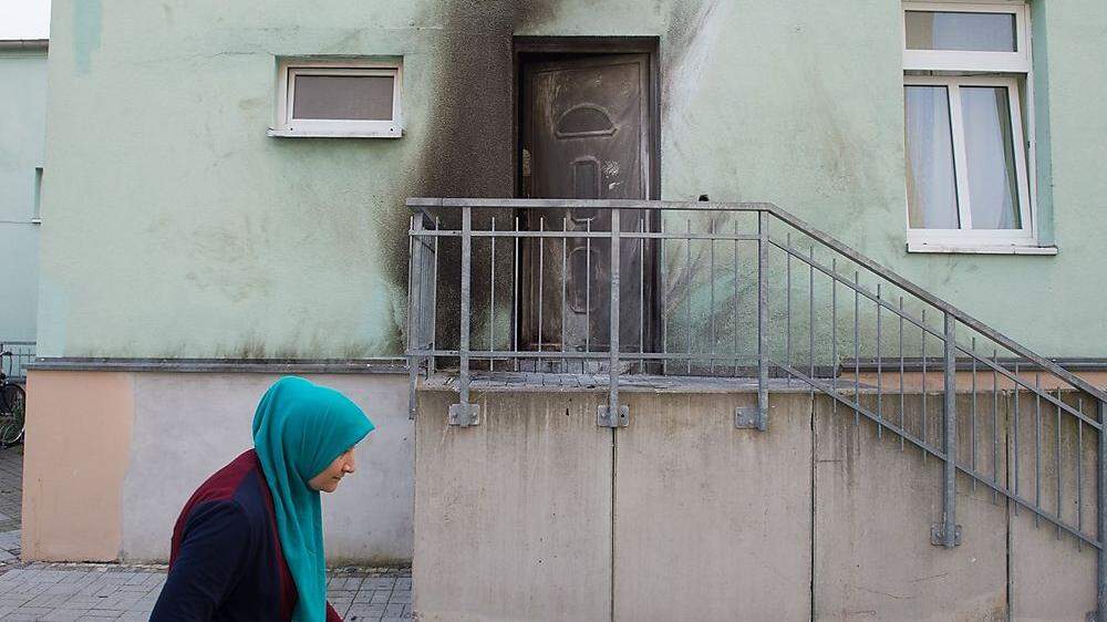 Eine Frau vor dem Eingang der Fatih Camii in Dresden.