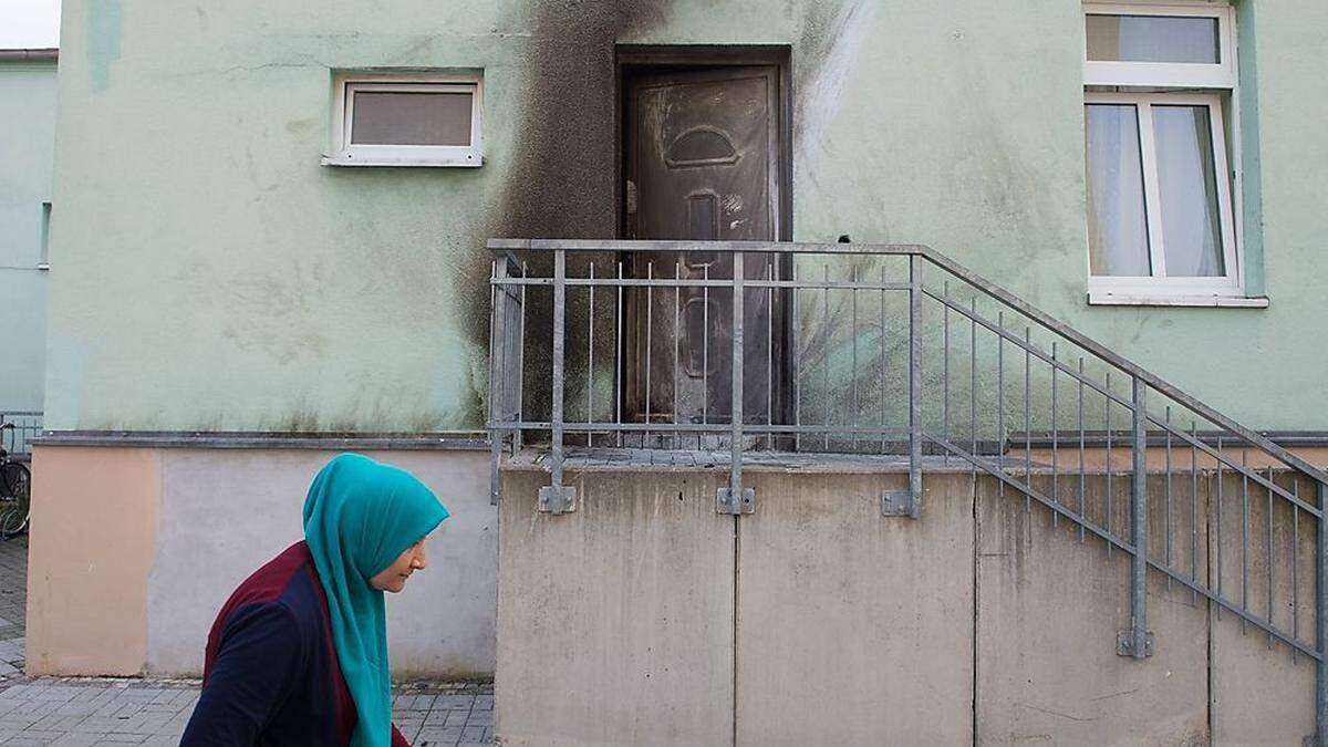 Eine Frau vor dem Eingang der Fatih Camii in Dresden.