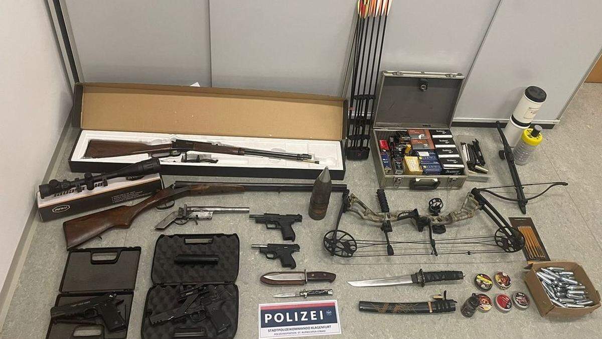 Cobra-Beamte entdeckten in Klagenfurt jede Menge Waffen