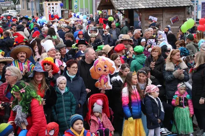 Für den traditionellen Faschingsumzug sind viele Schaulustige nach Wies gekommen. Seit 2006 findet er abwechselnd in Wies und Pölfing-Brunn statt.
