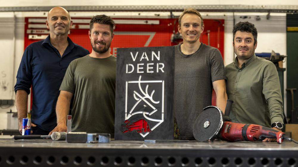 Toni Giger, Marcel Hirscher, Henrik Kristoffersen und Dominic Tritscher mit dem neuen Logo 