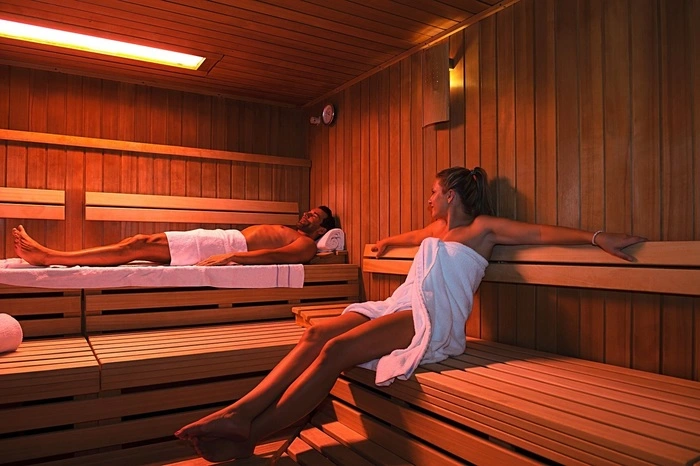 Wo gucke ich in der Sauna hin?In die Sauna kommen alle, um sich zu entspannen und wohlzufühlen. Kontraproduktiv ist es, sich beobachtet zu fühlen. Anstarren und anzügliche Blicke sind in jedem Fall absolutes Tabu und kann schnell zu Missstimmungen führen und als sexuelle Belästigung gelten. Blickkontakt und ein kurzes Mustern der Mitstreiter in der Sauna geht aber in Ordnung.