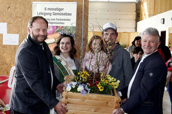 Gemeinsam mit Direktorin Martina Teller-Pichler, Ferdinand Lienhart (Obmann der Steirischen Gärtner und Baumschulen), Landtagsabgeordneten Hubert Lang, Bürgermeister Franz Zehner und Kammerobmann Herbert Lebitsch überreichte Blumenkönigin Verena I den strahlenden Gewinnern ihre floristischen Hauptpreise beim Gewinnspiel.