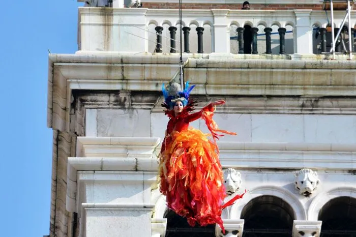 Dabei schwebt eine als Engel verkleidete junge Venezianerin mit einem Seil gesichert vom Campanile hinab auf den Markusplatz.