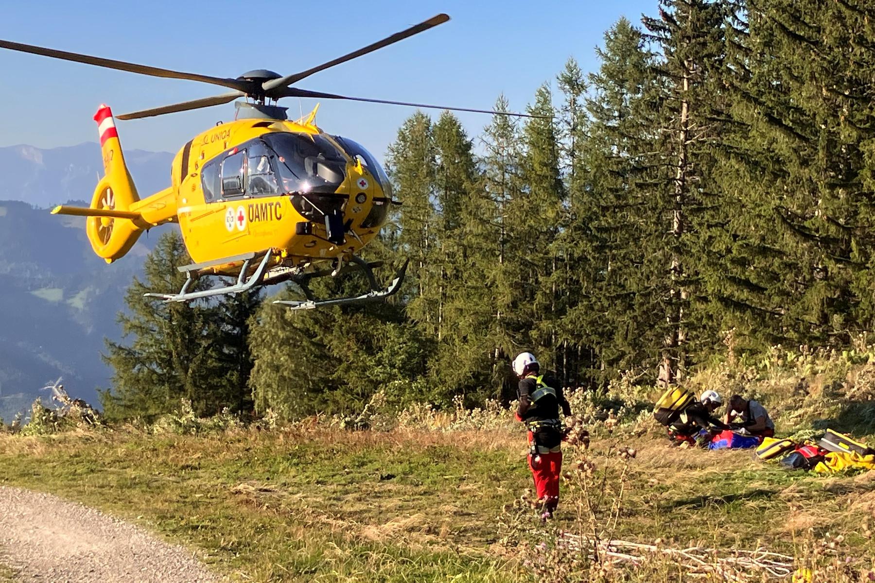 Bergung mit Hubschrauber: Bergretter im Einsatz: 65-Jährige bei Sturz schwer verletzt