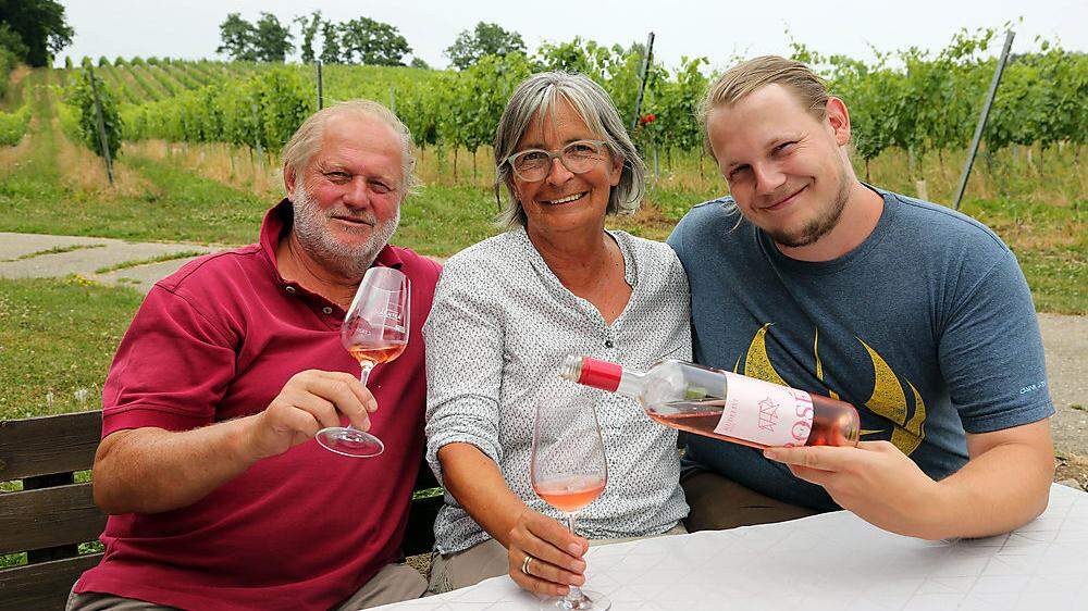 Michi, Elisabeth und Tobi Hudelist sind stolz auf ihre Qualitätsweine