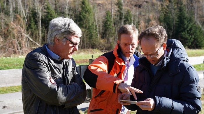 Der Leiter der Bautechnik der Abteilung 9 beim Amt der Kärntner Landesregierung, DI Josef Glantschnig, Straßenbauamtsleiter DI Horst Tuppinger und sein Stellvertreter DI Reinhard Schell planen den Lokalaugenschein der Landesstraßen im oberen Mölltal.