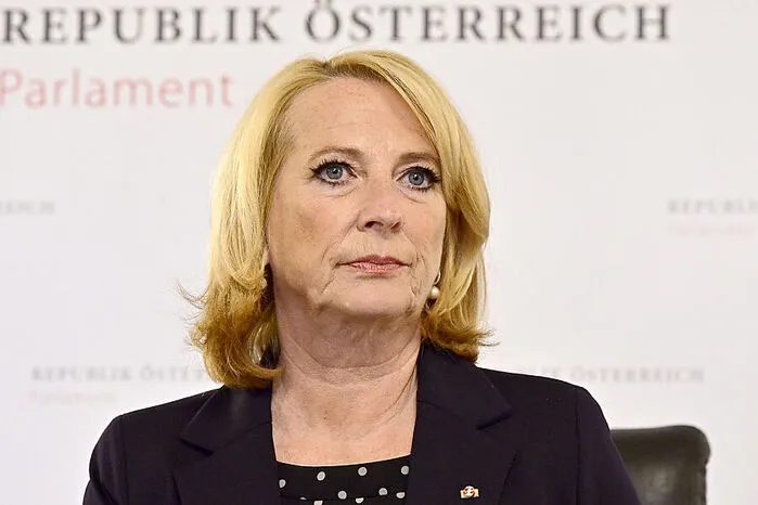 Doris Bures, Zweite Nationalratspräsidentin, ist die Spitze der Faymann-Fraktion: Bures ist formal „nur“ die zweitmächtigste Frau in der SPÖ, doch ihre Hausmacht ist Liesing, jener Bezirk, in dem auch Ex-Parteichef Werner Faymann beheimatet ist. Die Installierung des glücklosen Geschäftsführers Christian Deutsch geht auf ihr Konto. Der Flügelkampf zwischen Ludwig und Faymanns Erben verhindert das Hochkommen neuer Gesichter. Die Partei übernehmen will auch sie eher nicht.