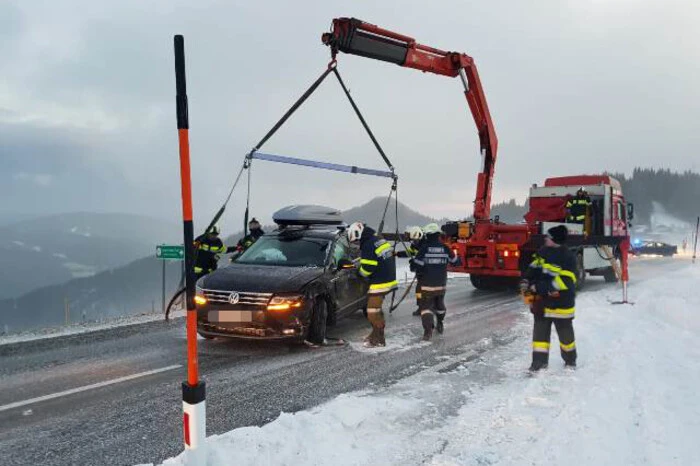 Auf der durch den Schnee rutschigen Fahrbahn war es zu einem Zusammenstoß von zwei Pkw gekommen.