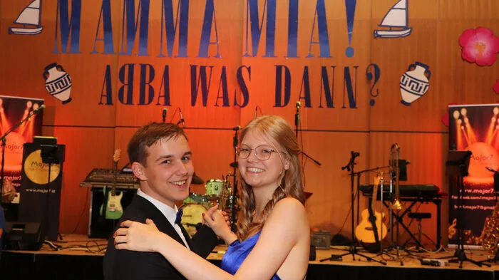 Vom Ballkomitee am Foto von Links: Roman Prosen und Viktoria Arztmann.