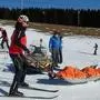 Das Abtransportieren der Verletzten von der Piste und die Übergabe an den Rettungsdienst sind eine der wichtigsten Aufgaben der Bergretter im Winter