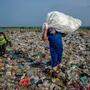 Der Kunststoff ist nicht nur Müll-, sondern auch Klimafaktor. Im Bild: Deponie in Indonesien