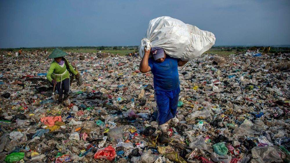 Der Kunststoff ist nicht nur Müll-, sondern auch Klimafaktor. Im Bild: Deponie in Indonesien