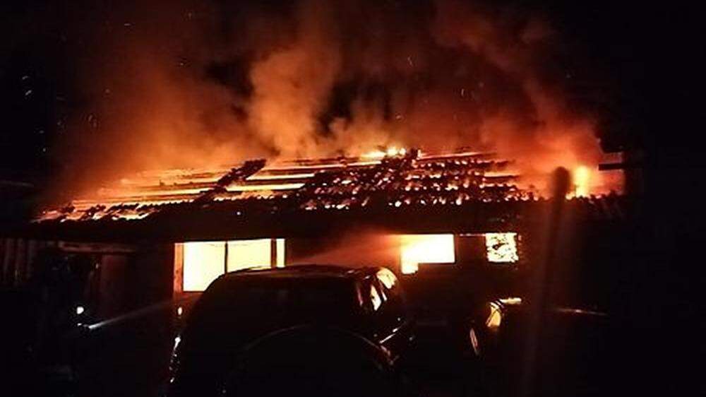 Ein Nebengebäude, das an einen Stall angebaut ist, stand bereits in Vollbrand als die Feuerwehr kam. Das Gebäude war nicht mehr zu retten