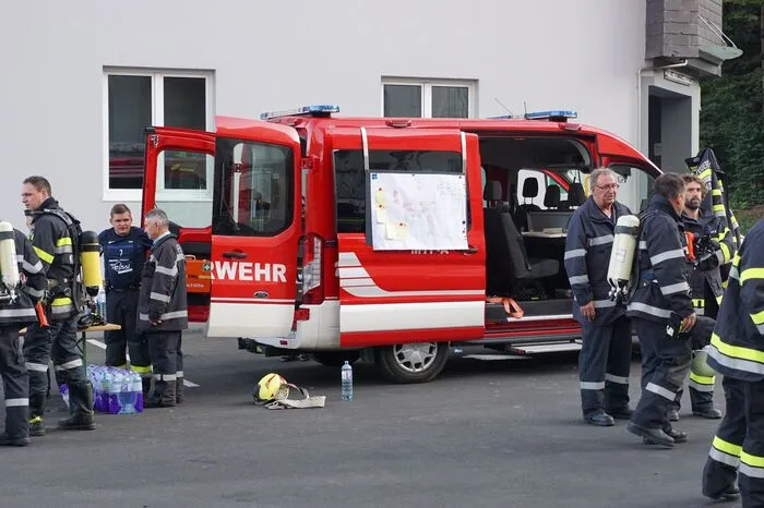 Aufgrund der beengten Örtlichkeit des Brandortes in einem Kellergeschoß und der Gefahr einer Brandausbreitung wurde Großalarm ausgelöst. 